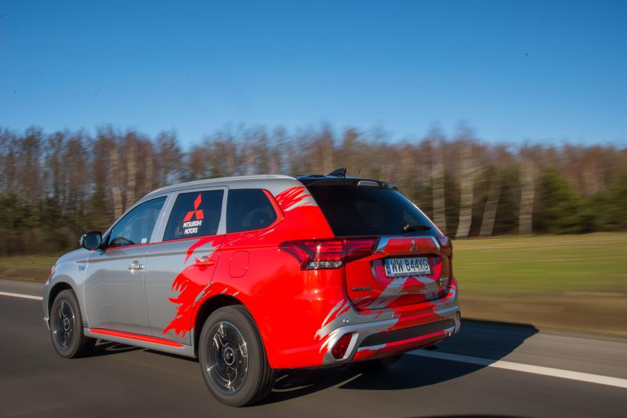  Mitsubishi Outlander PHEV Rally Style 2016 года  (фото 19 из 30)